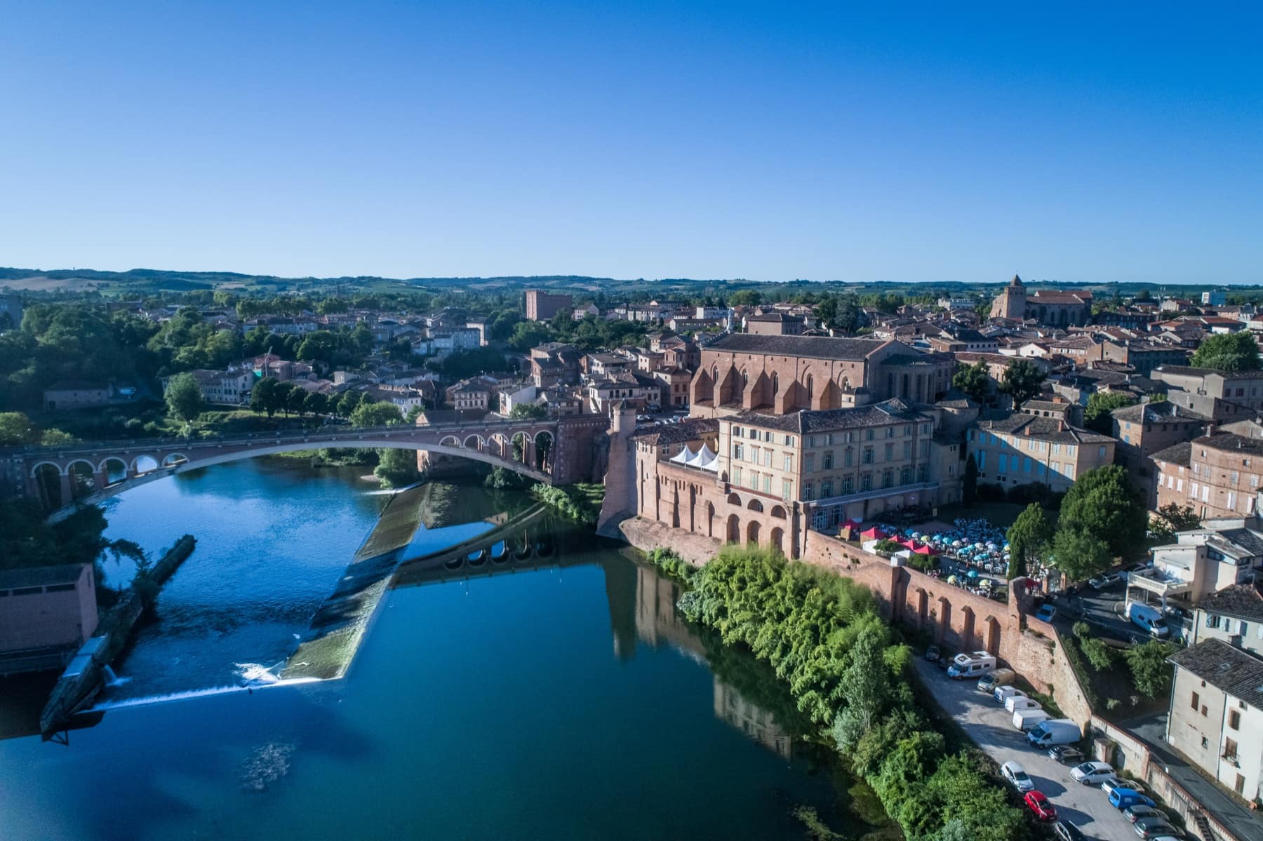 Vue aérienne de Gaillac et de l'abbaye Saint-Michel — © Olivier Octobre