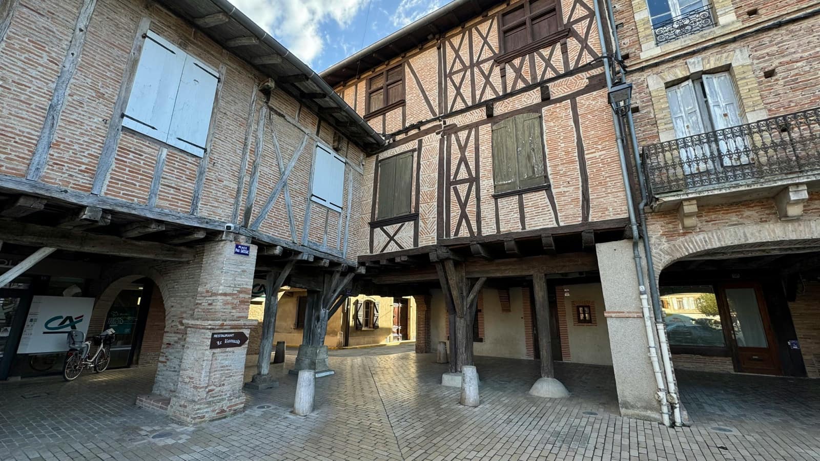 Les couverts à arcades de la place Paul-Saissac, à Lisle-sur-Tarn