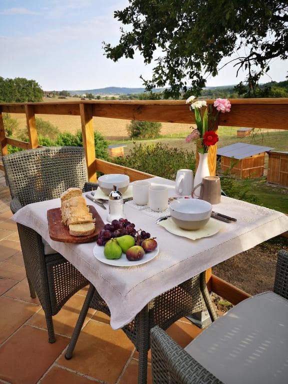 Petit-déjeuner en terrasse — © Castel Mazars