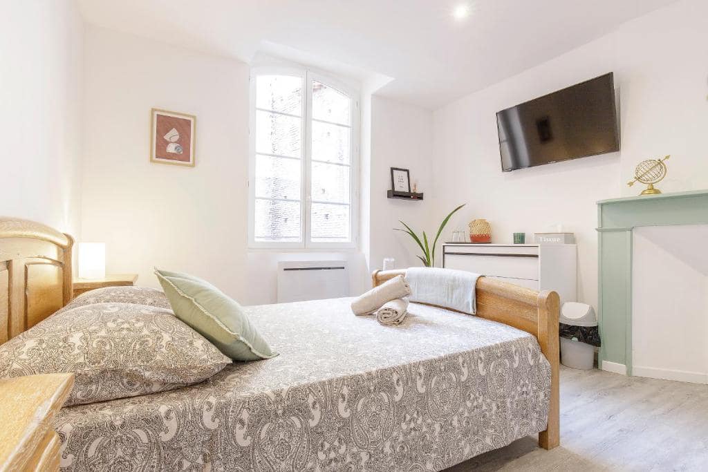 La chambre et sa cheminée — © Chambre Griffoul