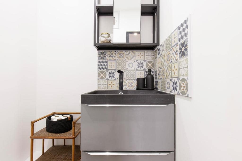 La salle de bains et ses carreaux de ciment — © Chambre Griffoul