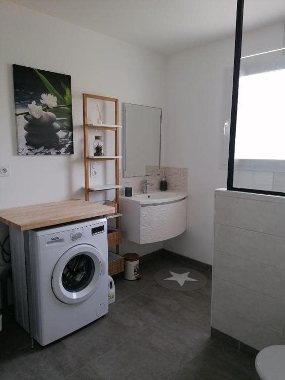 Salle de bains avec lave-linge — © Le Cherche Midi