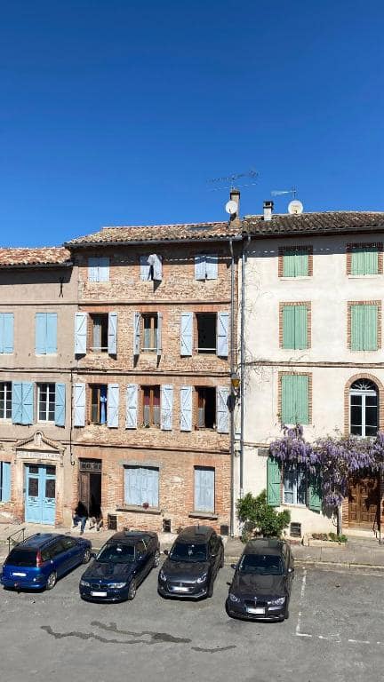 Façade sur la place — © Le Gîte d'Eugénie