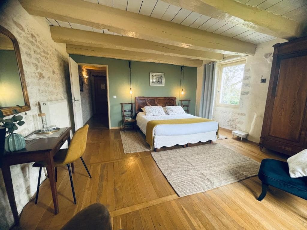 Une chambre, poutres et parquet — © L'Orée du Ciel