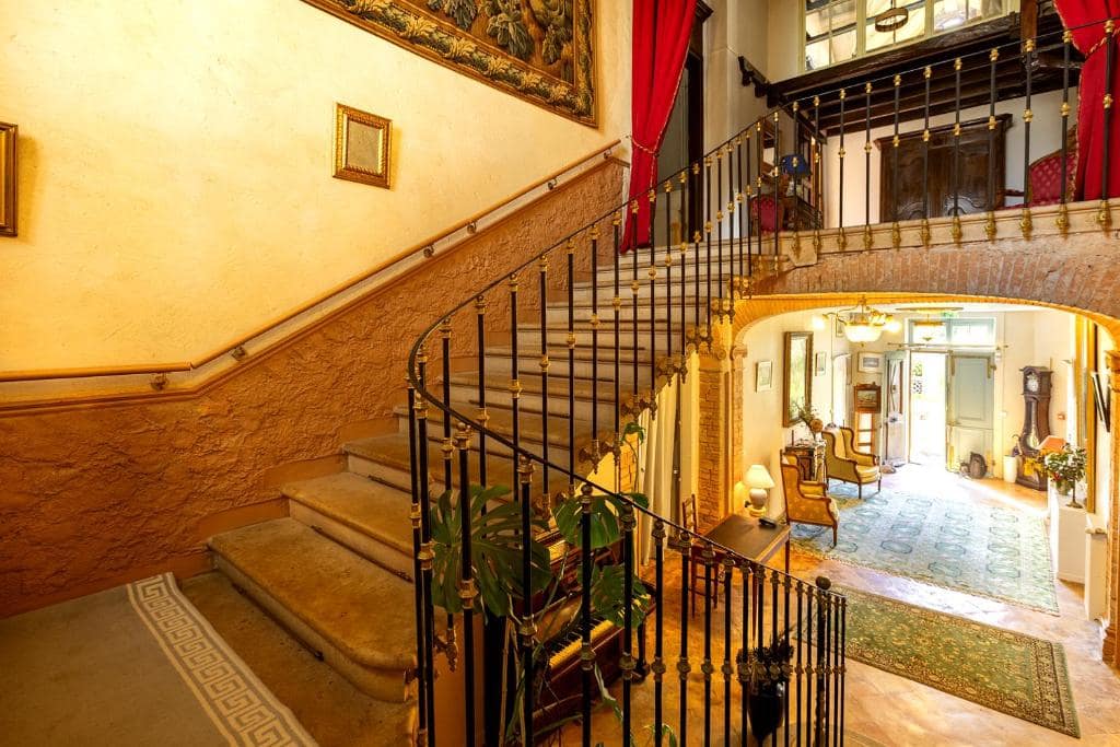 L'escalier et le hall d'entrée — © Le Manoir de Lisle