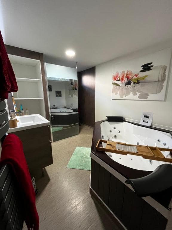 Kitchenette équipée — © Ravissante Suite avec Jacuzzi