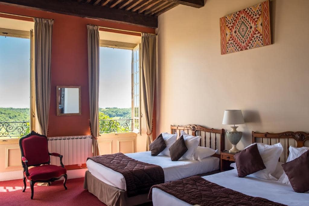 Chambre familiale, vue sur la vallée du Cérou — © Hôtel Raymond VII